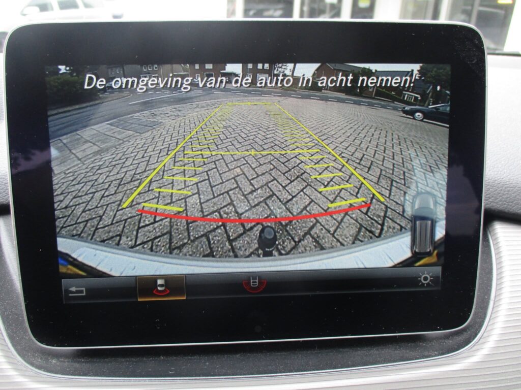 Originele Mercedes-Benz accessoires en inbouw van trekhaken en multimedia bij Auto Veugen in Limburg.